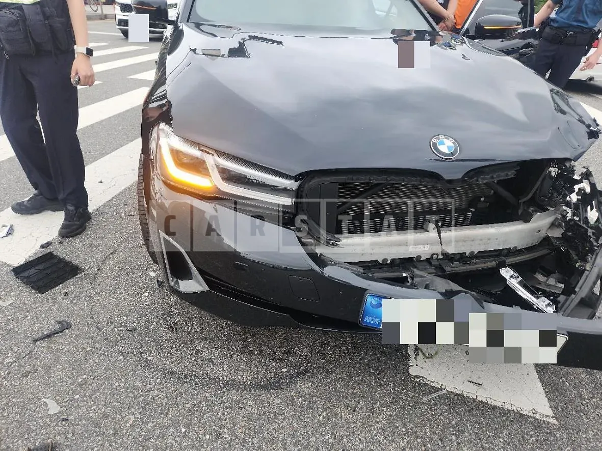 Photo 2 of 5: 2021 BMW 523d — Korean insurance auction