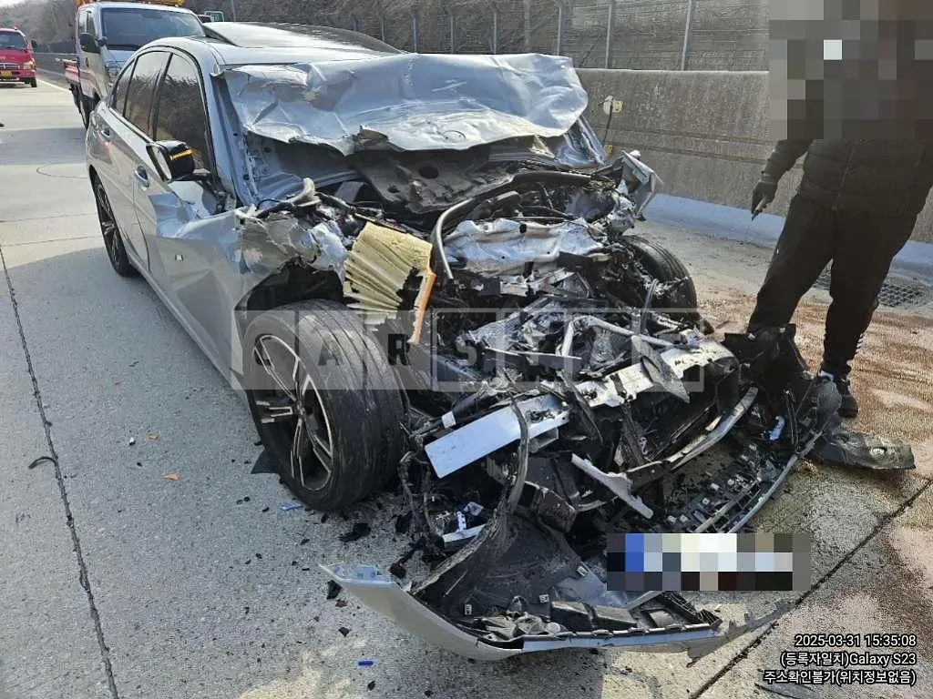 Photo 2 of 5: 2023 BMW 320i — Korean insurance auction