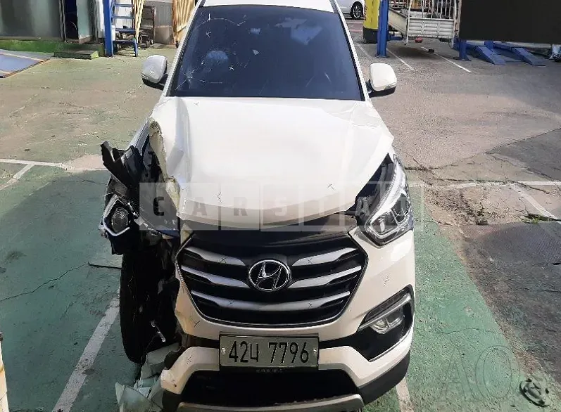 Photo 2 of 50: 2016 Hyundai Santa Fe, VIN KMHSU81UBGU666957 — Korean insurance auction