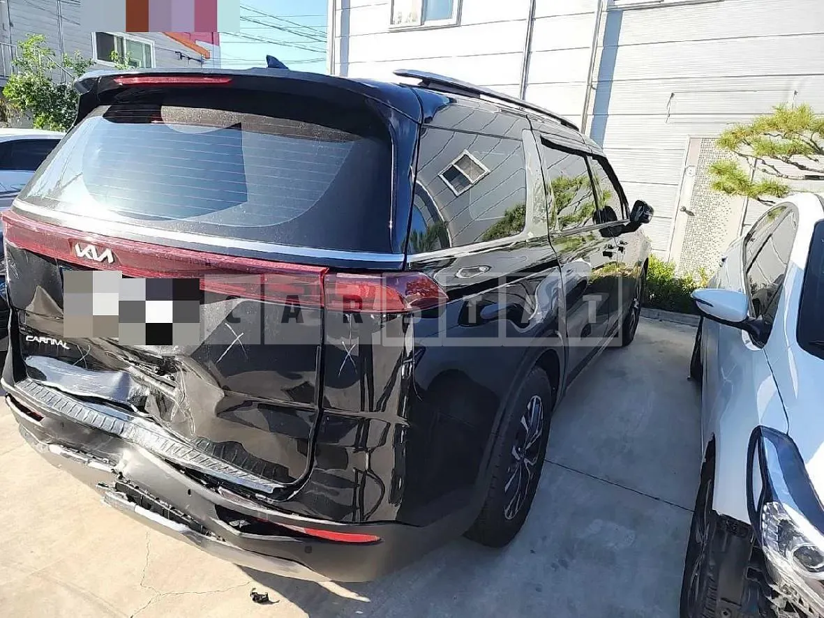 Photo 2 of 18: 2023 Kia Carnivals, VIN KNANC81BBPS338254 — Korean insurance auction