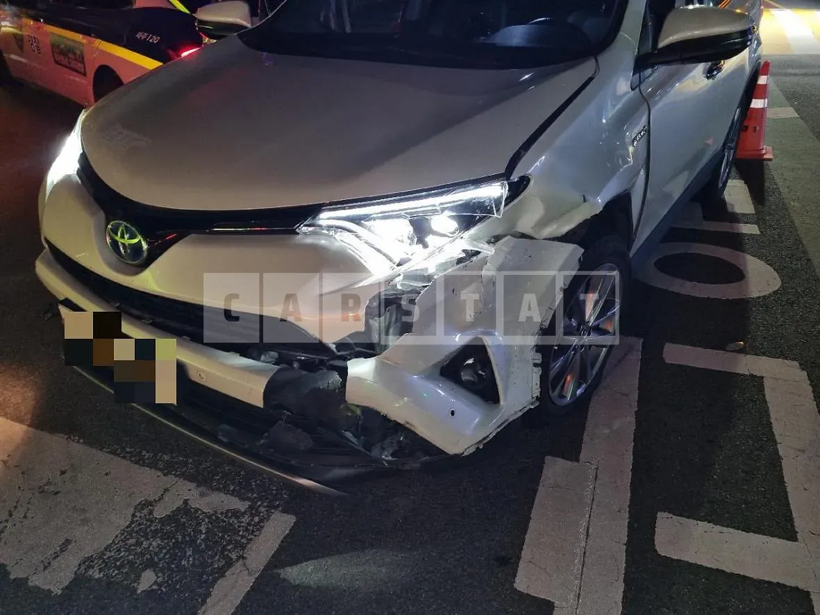 Photo 2 of 27: 2016 Toyota RAV4 Hybrid, VIN JTMDJREV2HD063919 — Korean insurance auction