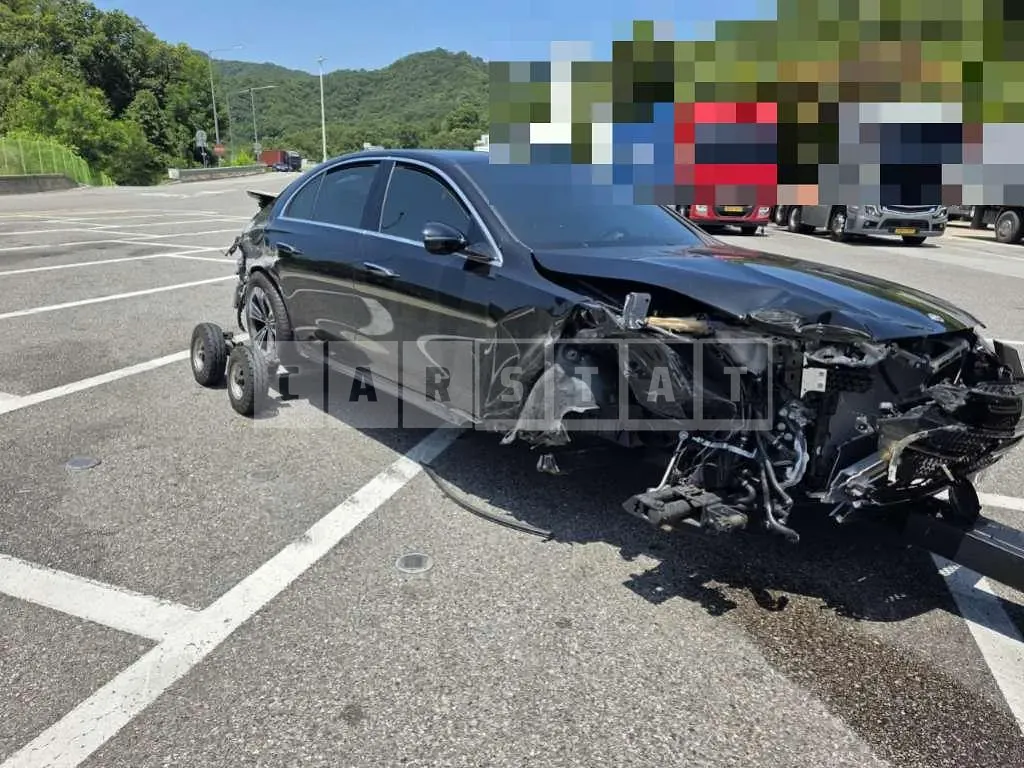 Photo 2 of 18: 2025 Mercedes-Benz E200 — Korean insurance auction