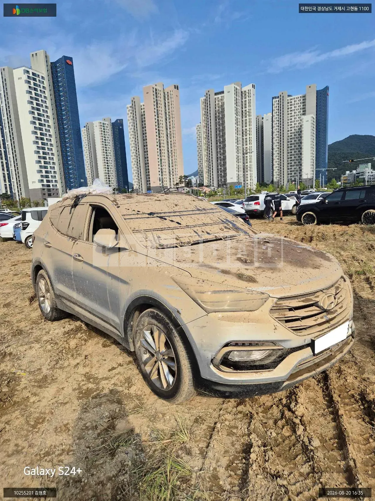 Photo 2 of 7: 2017 Hyundai Santa Fe, VIN KMHSW81UBJU782797 — Korean insurance auction