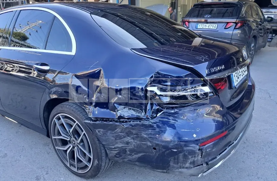 Photo 2 of 5: 2021 Mercedes-Benz E220 d 4Matic — Korean insurance auction