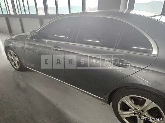 Photo 2 of 30: 2017 Mercedes-Benz E 200 — Korean insurance auction