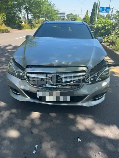 Photo 1 of 9: 2015 Mercedes-Benz E300 4Matic — Korean insurance auction