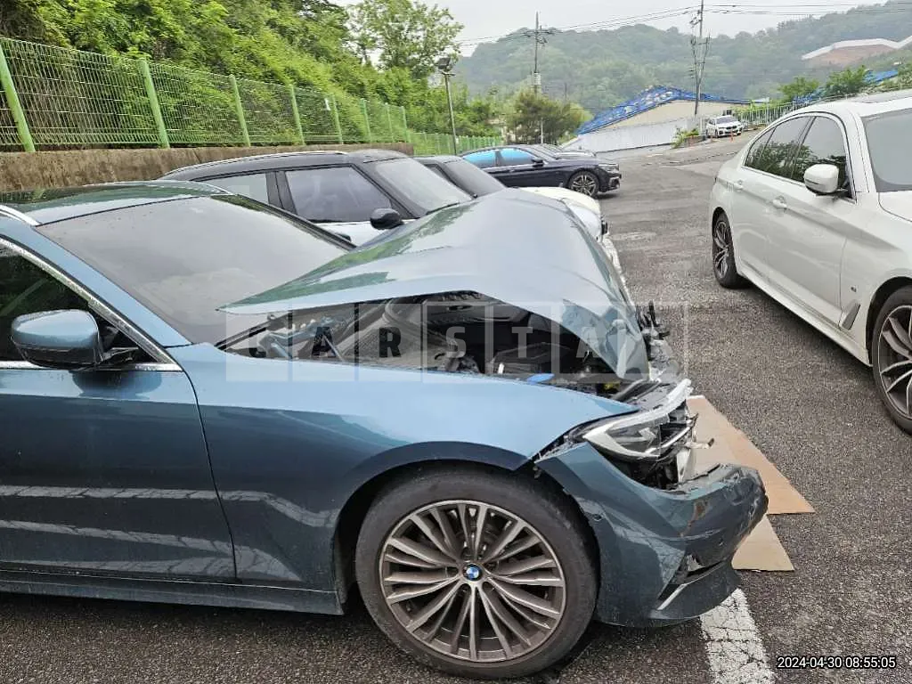 Photo 2 of 19: 2021 BMW 320i — Korean insurance auction