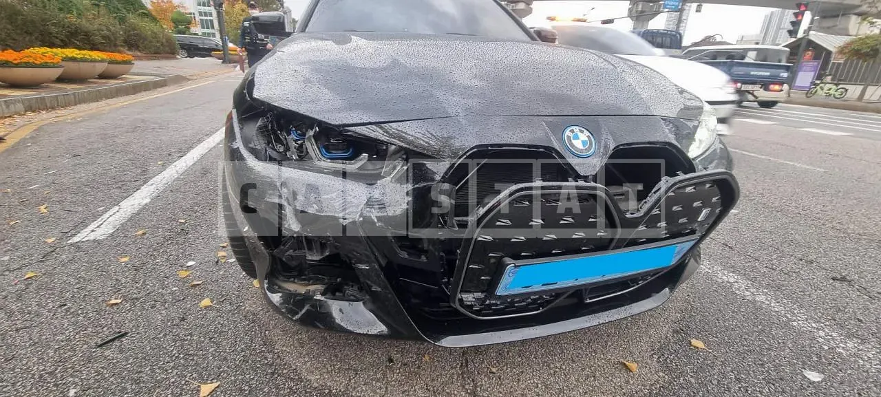 Photo 2 of 11: 2022 BMW i4 eDrive 40, VIN WBY71AW07PFN73704 — Korean insurance auction