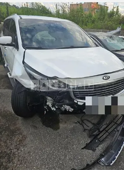 Photo 1 of 3: 2018 Kia Carnivals — Korean insurance auction