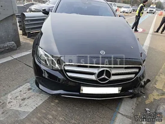 Photo 2 of 14: 2017 Mercedes-Benz E 200, VIN WDDZF4CB4HA256728 — Korean insurance auction