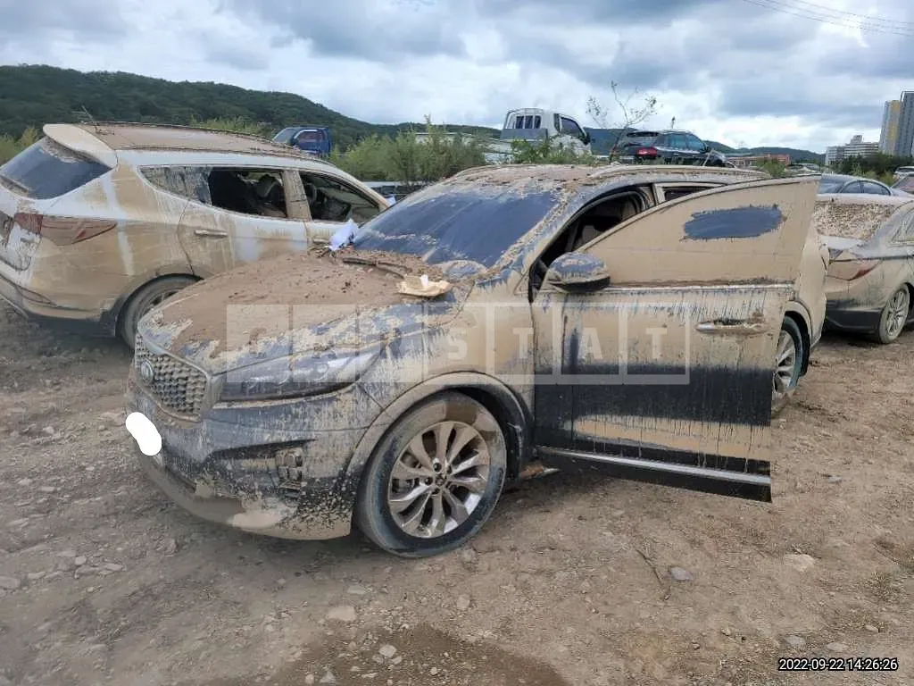 Photo 2 of 8: 2018 Kia Sorento, VIN KNAPH81BBJA403485 — Korean insurance auction
