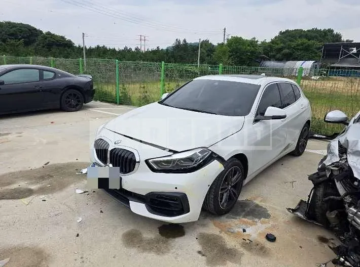 Photo 2 of 16: 2021 BMW 120i — Korean insurance auction