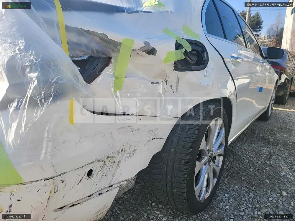 Photo 2 of 18: 2018 Mercedes-Benz E300, VIN WDDZF4JB7KA507204 — Korean insurance auction
