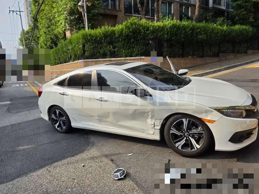 Photo 2 of 16: 2017 Honda Civic 4d — Korean insurance auction