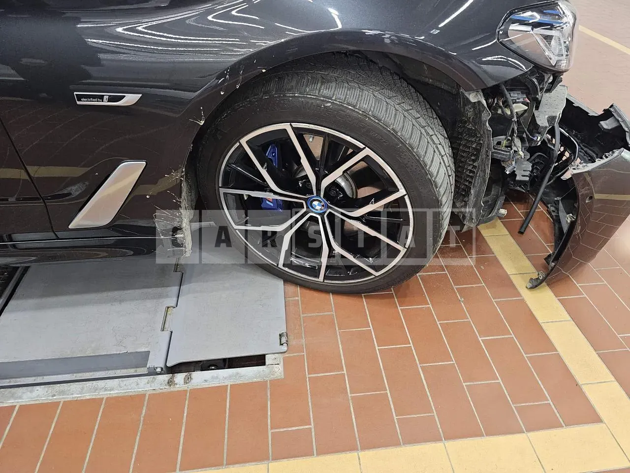 Photo 2 of 11: 2022 BMW 530e, VIN WBA51AG01NCJ19936 — Korean insurance auction