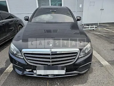 Photo 1 of 17: 2019 Mercedes-Benz E300 4Matic, VIN WDDZF4KB0KA672297 — Korean insurance auction