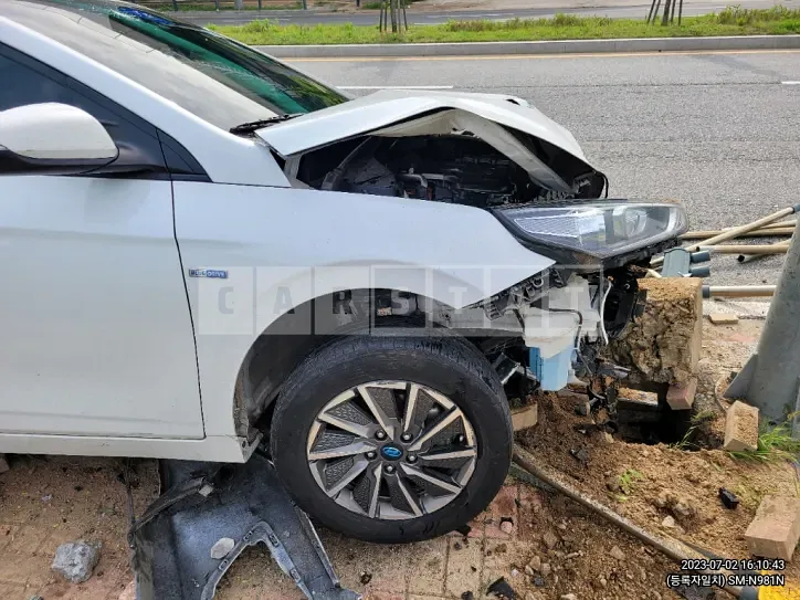 Photo 2 of 39: 2019 Hyundai IONIQ, VIN KMHC851JFLU052477 — Korean insurance auction