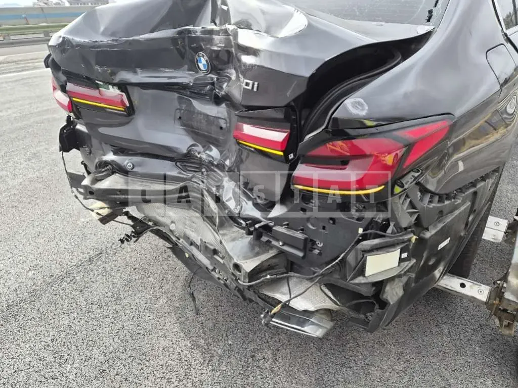 Photo 2 of 28: 2023 BMW 520i — Korean insurance auction