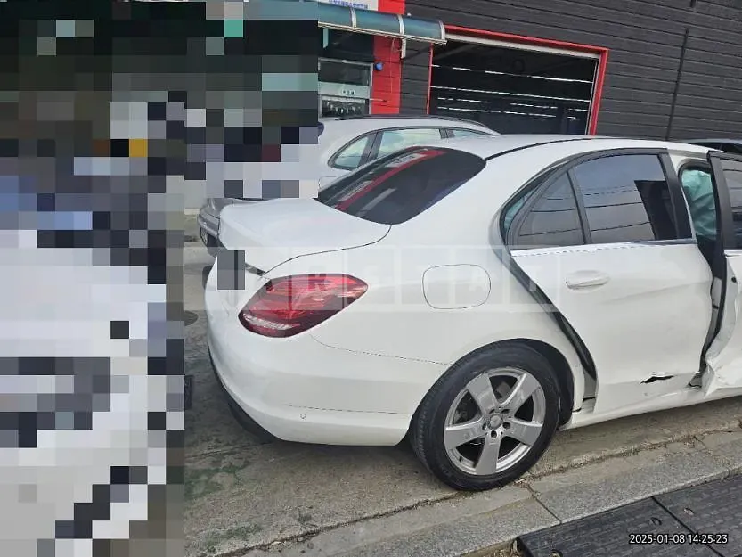 Photo 2 of 50: 2017 Mercedes-Benz C200 — Korean insurance auction
