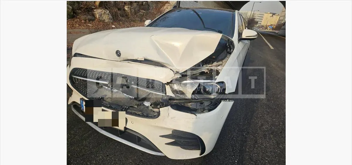 Photo 2 of 34: 2021 Mercedes-Benz E350 4Matic — Korean insurance auction