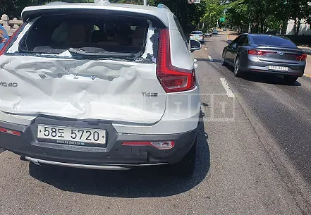 Photo 2 of 50: 2019 Volvo XC40T4 AWD, VIN YV1XZACACK2120452 — Korean insurance auction