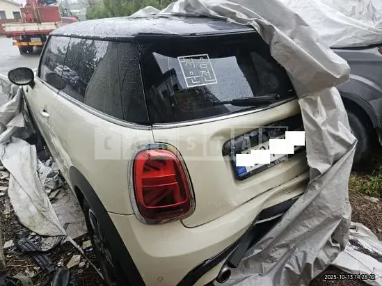 Photo 2 of 12: 2022 MINI Cooper — Korean insurance auction