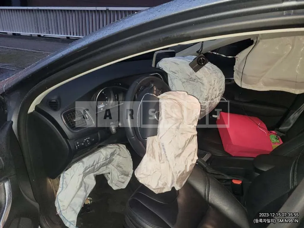Photo 2 of 6: 2018 Volvo V40 D3, VIN YV1MV79K0J2491272 — Korean insurance auction