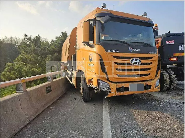 Photo 2 of 10: 2016 Hyundai Etech 5.2 Ton Vacuum Road Sweeper — Korean insurance auction