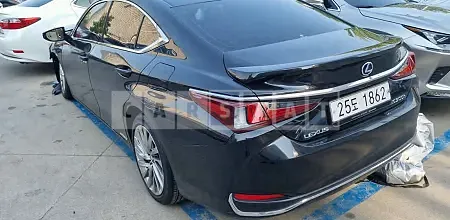 Photo 2 of 49: 2020 Lexus ES300h, VIN JTHB21B12L2107914 — Korean insurance auction