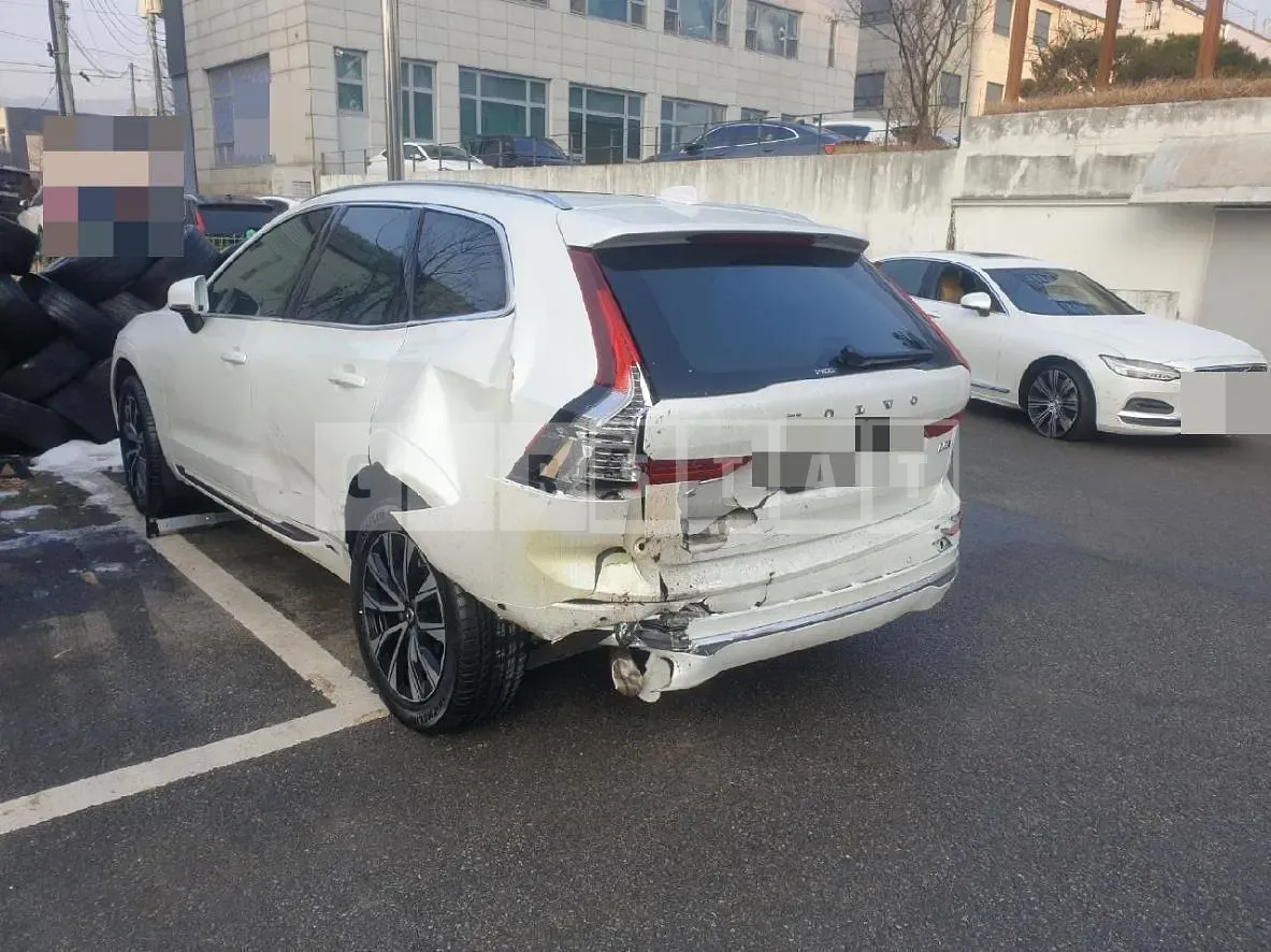 Photo 2 of 18: 2023 Volvo XC60B5 AWD — Korean insurance auction