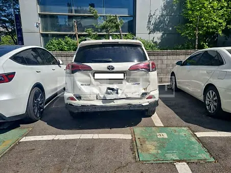 Photo 2 of 20: 2017 Toyota RAV4 2WD, VIN JTMYFREVXHD105725 — Korean insurance auction