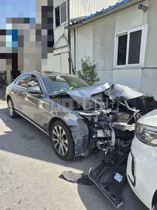 Photo 3 of 3: 2018 Mercedes-Benz E220 d 4Matic — Korean insurance auction