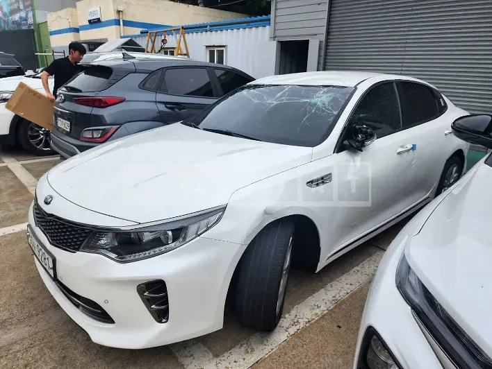 Photo 2 of 10: 2018 Kia K5, VIN KNAGT411BJA220203 — Korean insurance auction