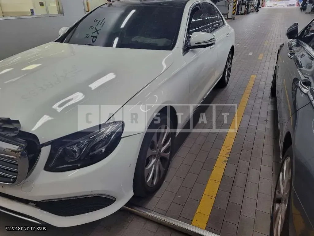 Photo 2 of 9: 2019 Mercedes-Benz E300 4Matic, VIN WDDZF4KB5KA675678 — Korean insurance auction