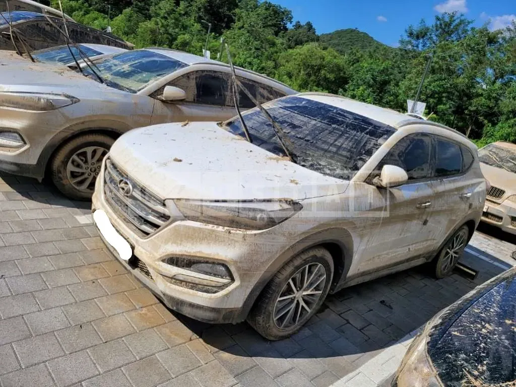 Photo 2 of 4: 2017 Hyundai Tucson, VIN KMHJ381ABHU271766 — Korean insurance auction