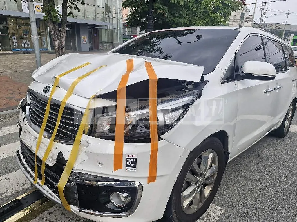 Photo 2 of 7: 2017 Kia Carnival, VIN KNAMC81ABJS365833 — Korean insurance auction