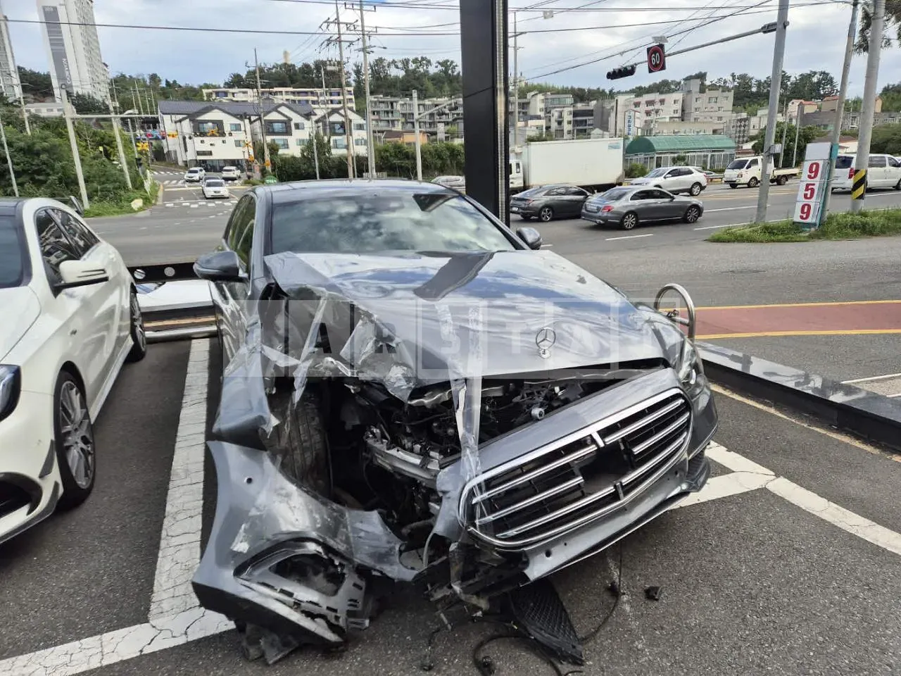 Photo 2 of 26: 2022 Mercedes-Benz E250, VIN W1KZF4FB0NB045527 — Korean insurance auction