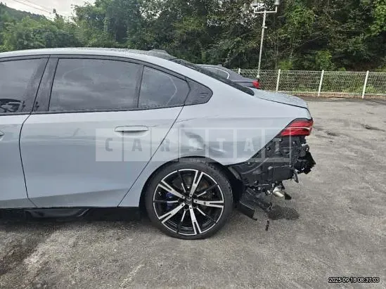 Photo 2 of 15: 2025 BMW 530i xDrive — Korean insurance auction