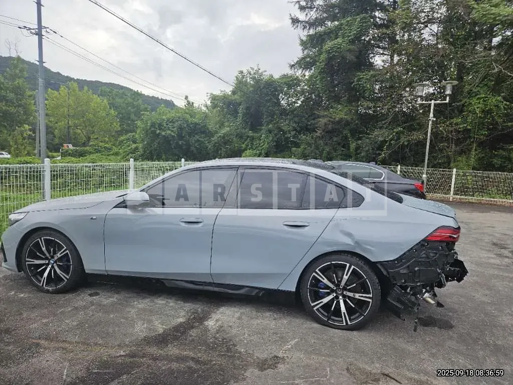 Photo 2 of 15: 2025 BMW 530i xDrive — Korean insurance auction