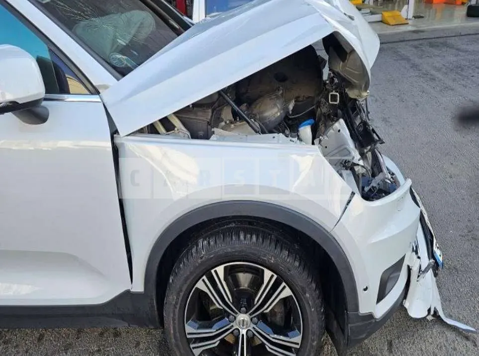 Photo 2 of 11: 2021 Volvo XC40B4 AWD — Korean insurance auction
