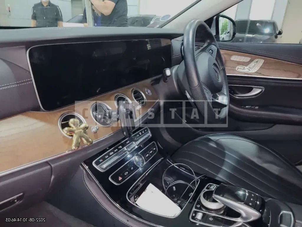 Photo 2 of 9: 2018 Mercedes-Benz E 300 4Matic, VIN WDDZF4KB1JA441004 — Korean insurance auction