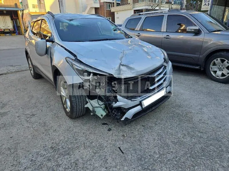 Photo 2 of 10: 2017 Hyundai Santa Fe, VIN KMHSW81UDHU738742 — Korean insurance auction