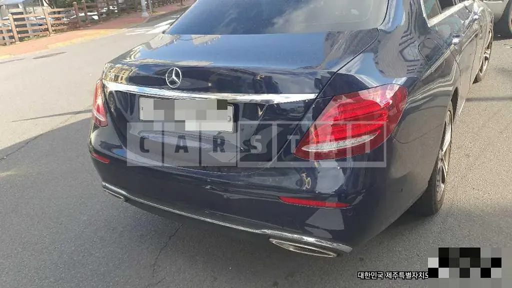 Photo 2 of 10: 2017 Mercedes-Benz E300 — Korean insurance auction
