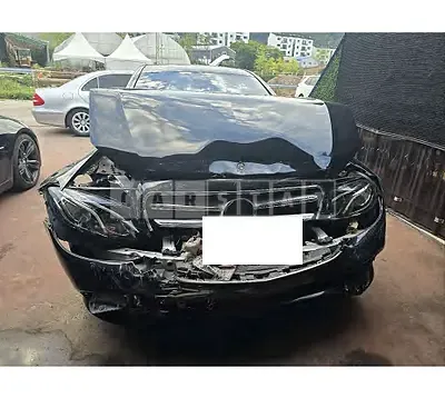 Photo 1 of 17: 2019 Mercedes-Benz E300 — Korean insurance auction