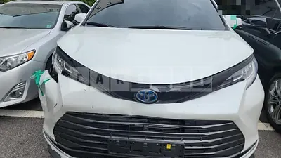 Photo 1 of 18: 2022 Toyota Siena Hybrid — Korean insurance auction