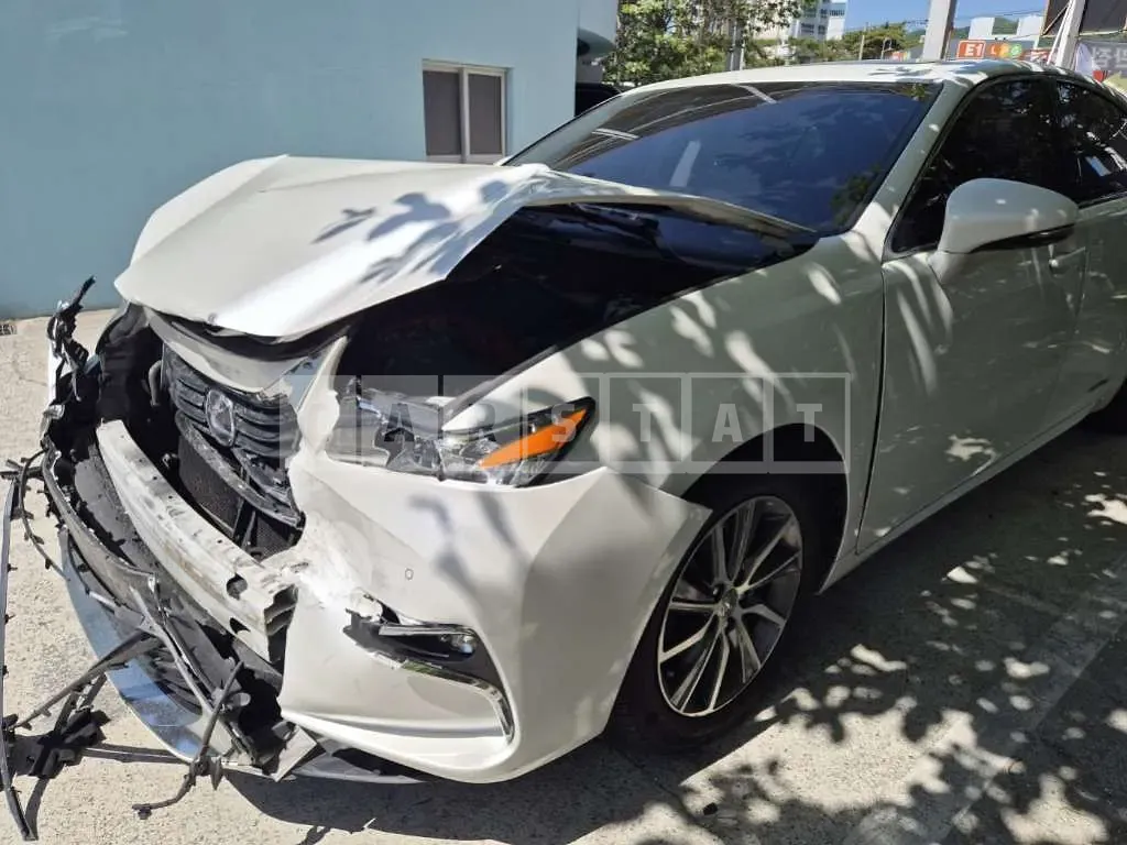 Photo 2 of 38: 2015 Lexus ES300h — Korean insurance auction