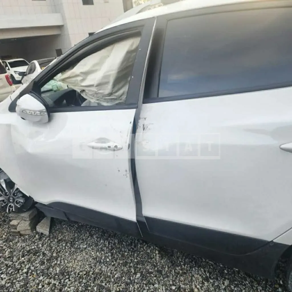 Photo 2 of 8: 2015 Hyundai Tucson, VIN KMHJT81VBFU034921 — Korean insurance auction