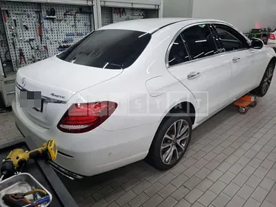 Photo 1 of 24: 2018 Mercedes-Benz Subsubbenz E300 4Matic — Korean insurance auction