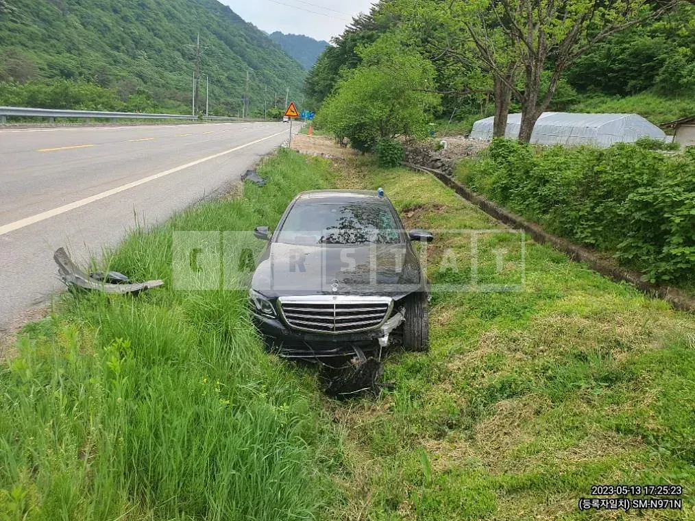 Photo 2 of 20: 2017 Mercedes-Benz E300, VIN WDDZF4JBXJA299382 — Korean insurance auction