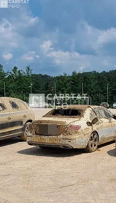 Photo 2 of 4: 2019 Mercedes-Benz E 300, VIN WDDZF4JB1KA695878 — Korean insurance auction
